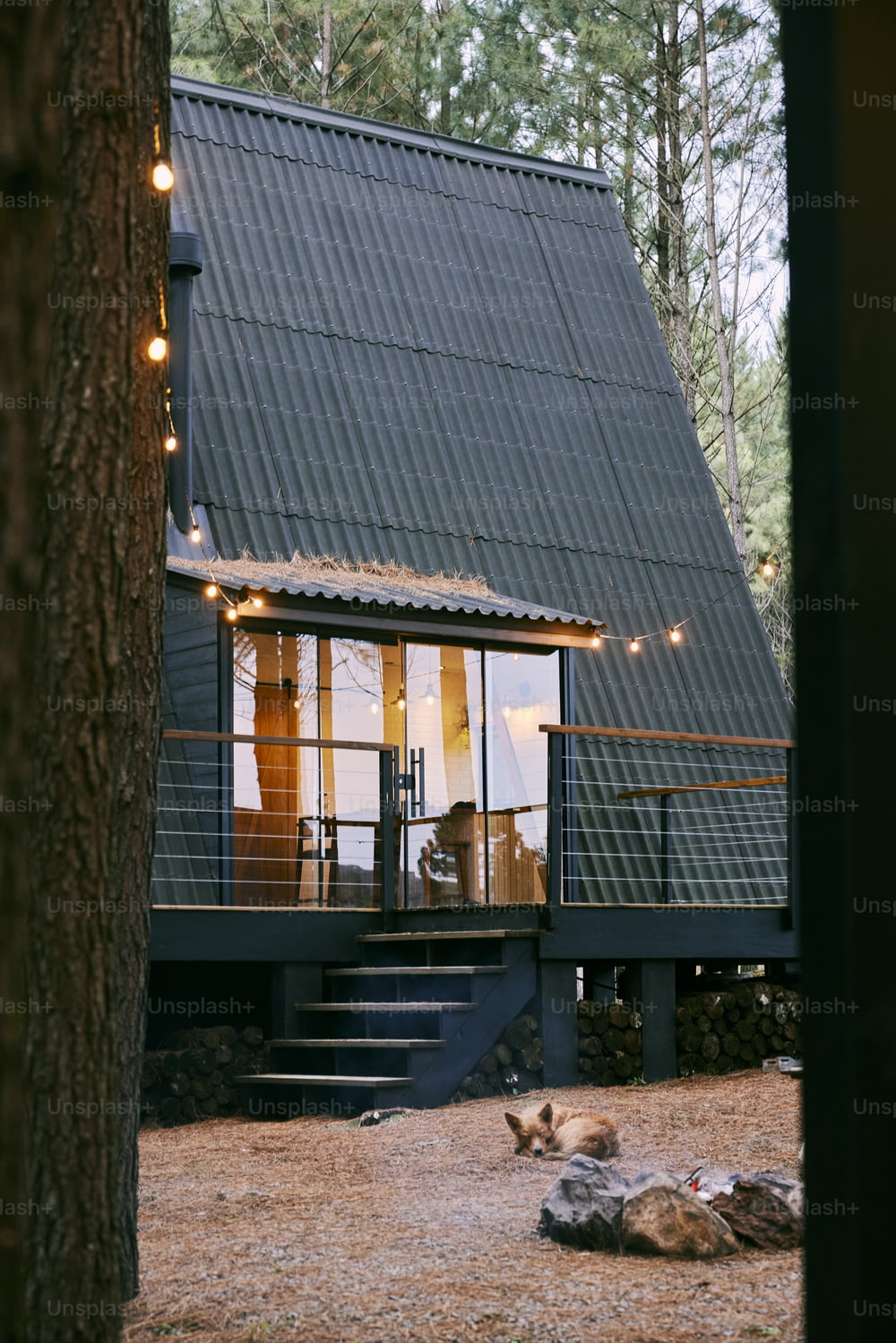 Una pequeña cabina con una cubierta y luces en el techo