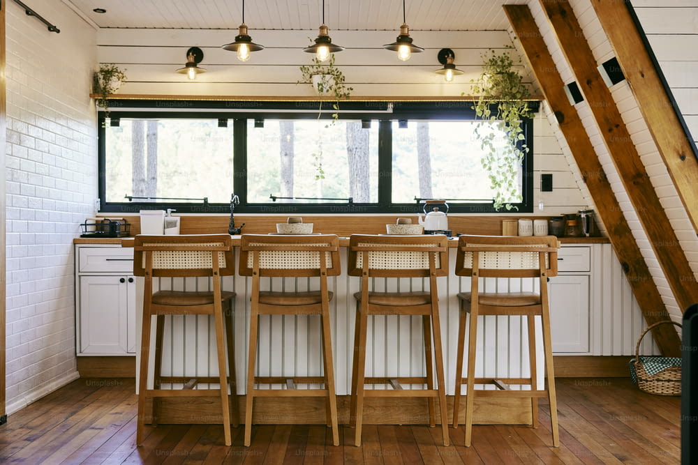 Una cucina con un sacco di spazio sul bancone e sedie