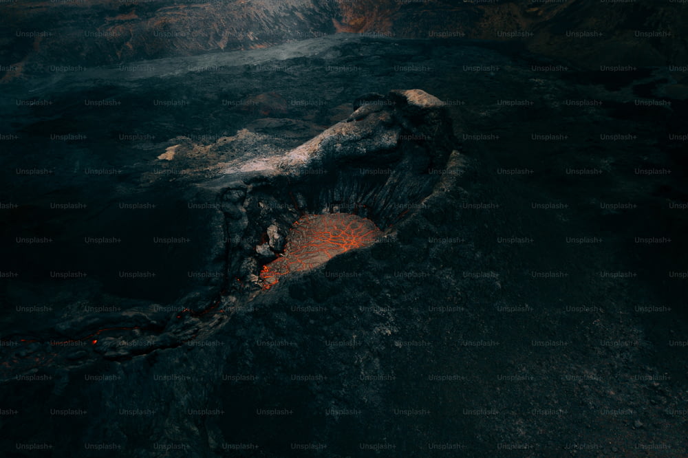 Una vista aérea de un flujo de lava en un volcán