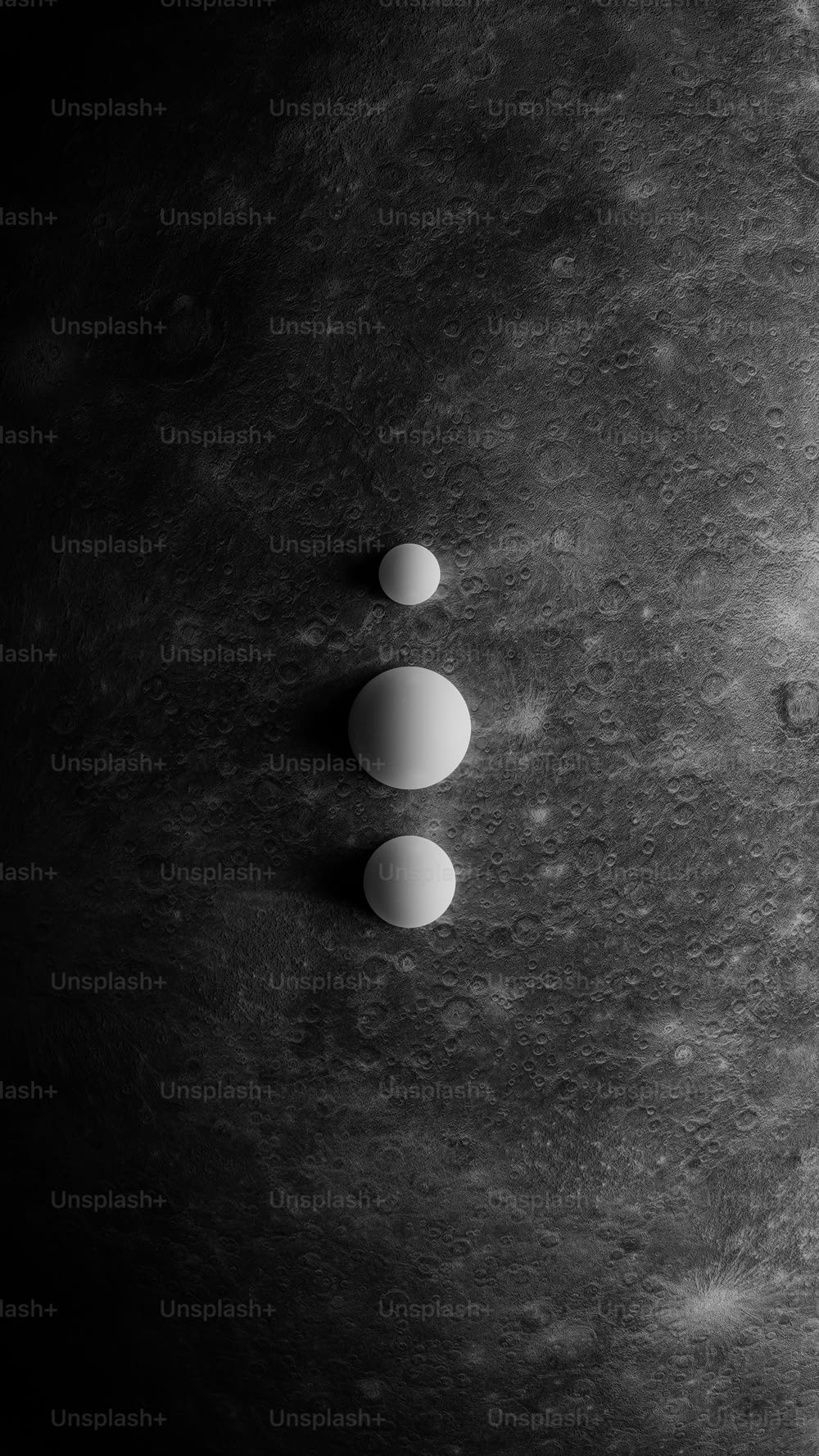 Une photo en noir et blanc de trois œufs sur une surface