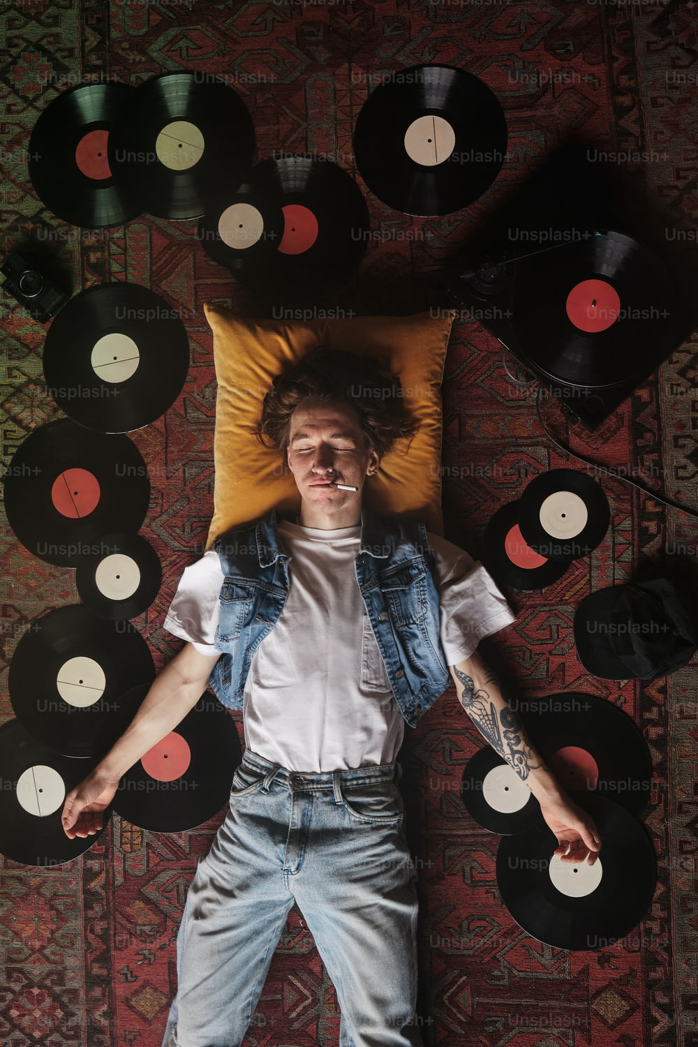 Un homme allongé sur une pile de disques