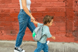 歩道を歩く女性と子供