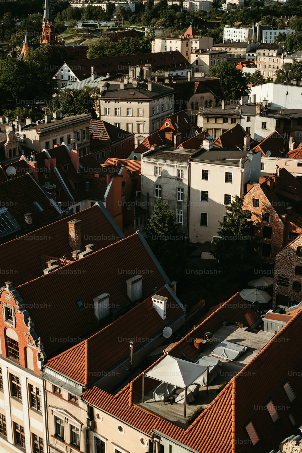 une vue aérienne d’une ville avec des toits et des bâtiments