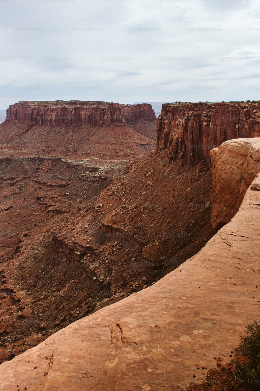 Una vista di un canyon dalla cima di una scogliera