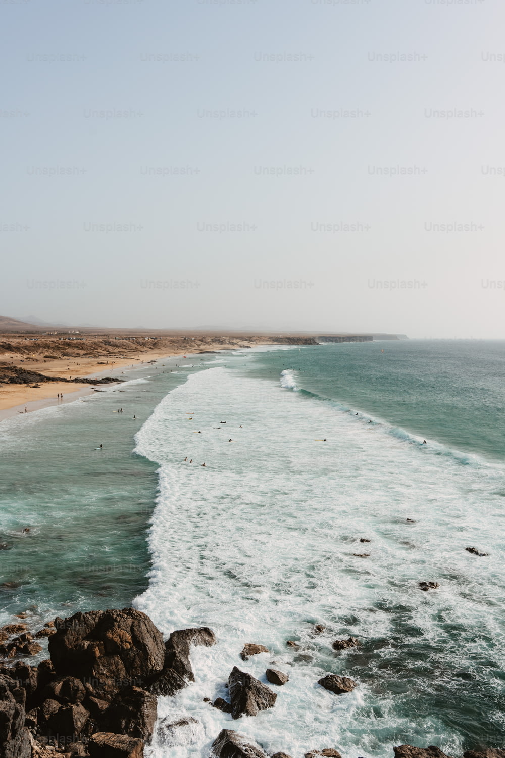 uma vista do oceano de um penhasco rochoso