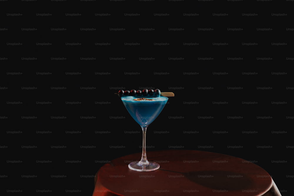 Un cocktail bleu assis sur une table en bois