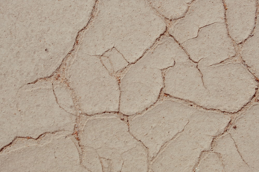 um close up de uma superfície de concreto rachada
