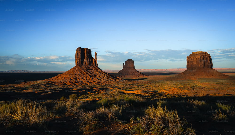 砂漠は背の高い岩層でいっぱいです