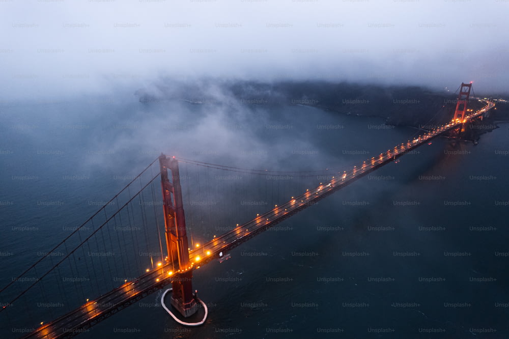 A ponte Golden Gate é iluminada à noite