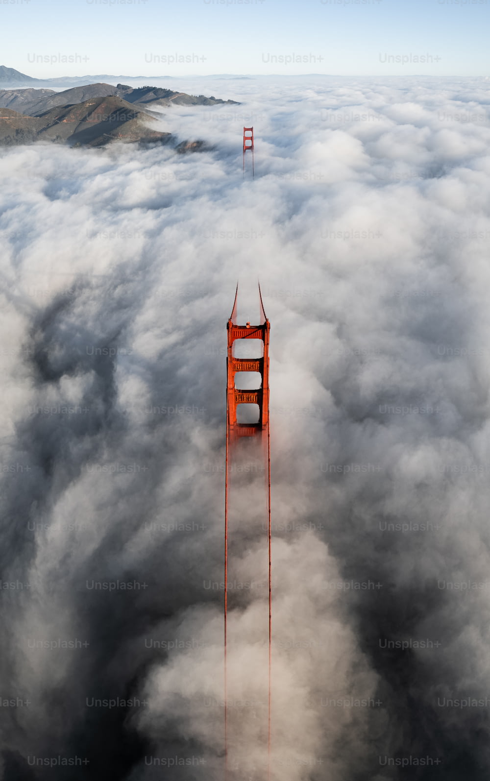 Eine Luftaufnahme der Golden Gate Bridge in den Wolken