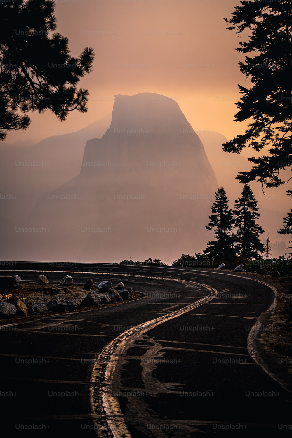 Una strada tortuosa con una montagna sullo sfondo