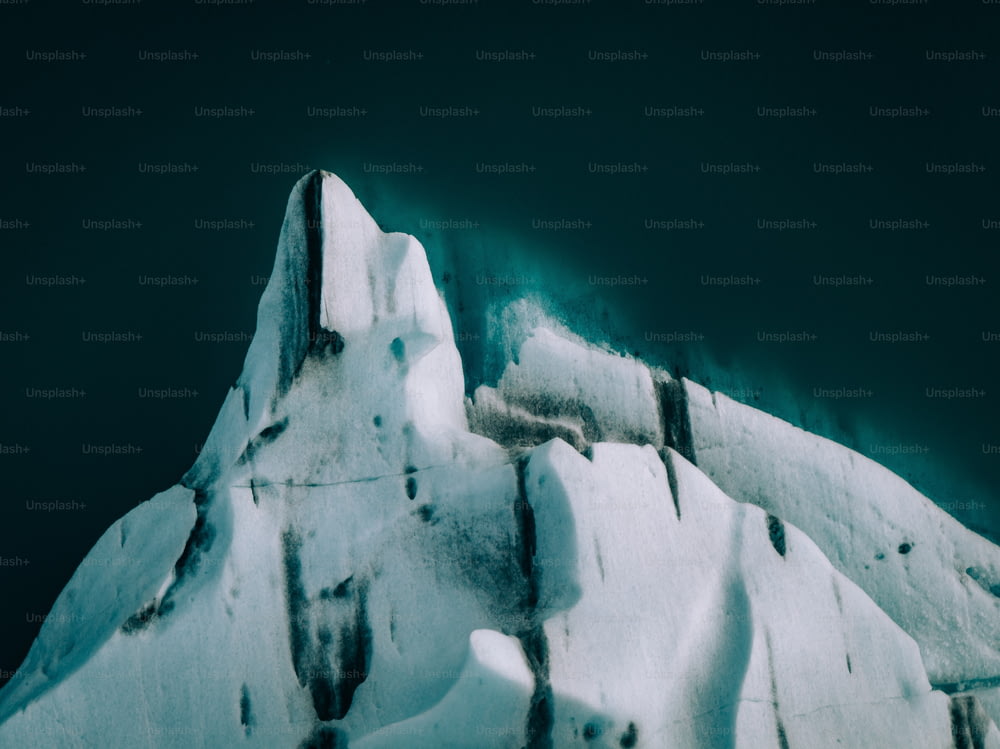 Un gran iceberg con nieve en el costado
