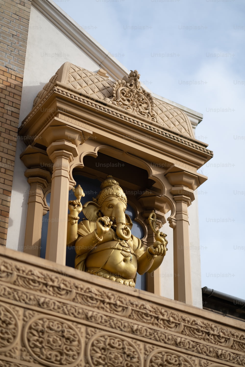 Una statua dorata di un elefante su un edificio