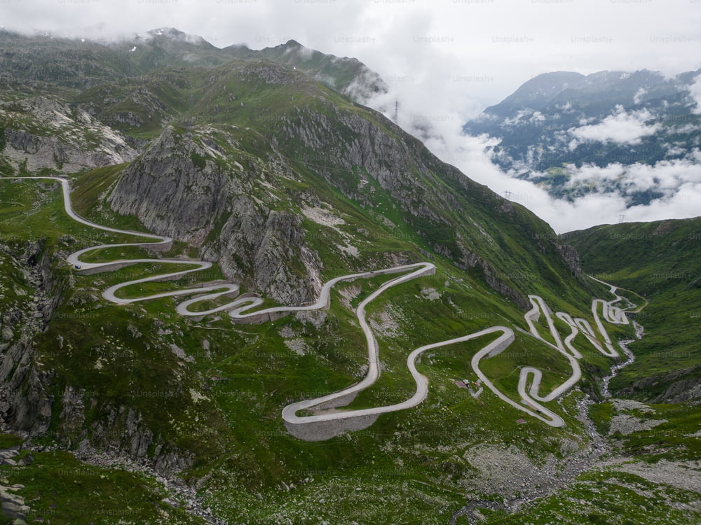 uma estrada sinuosa nas montanhas em um dia nublado