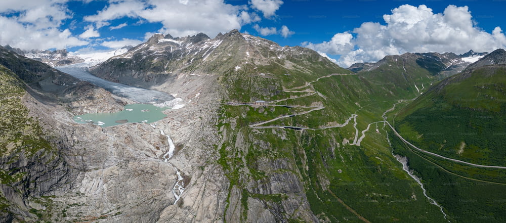 eine Luftaufnahme einer Bergkette mit einem See in der Mitte