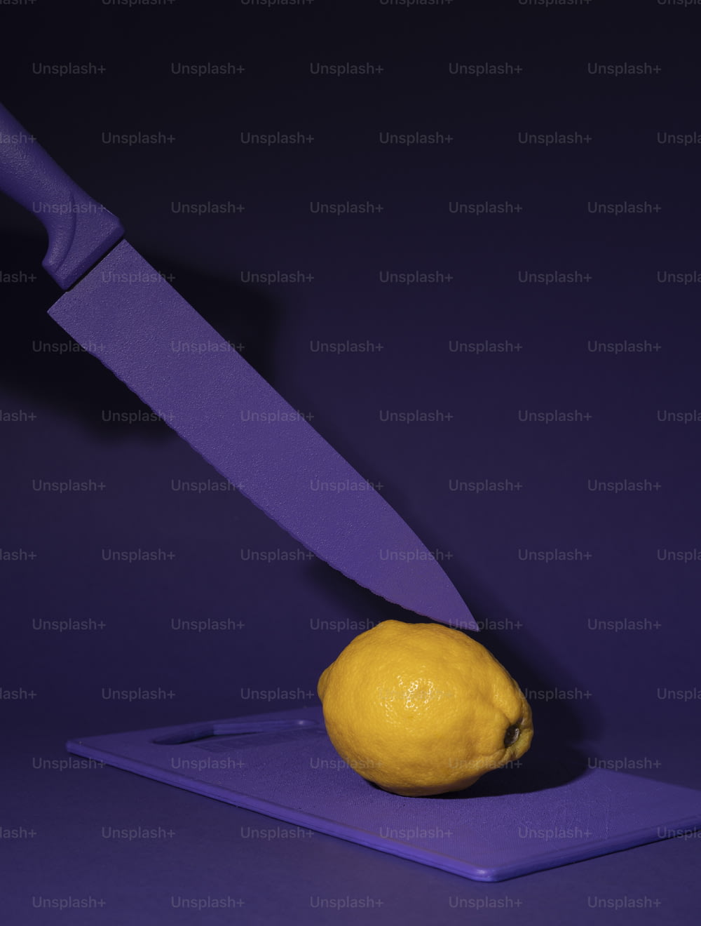 un tagliere viola con sopra un limone