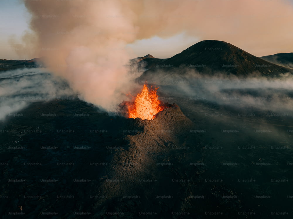 um vulcão com um fogo saindo dele