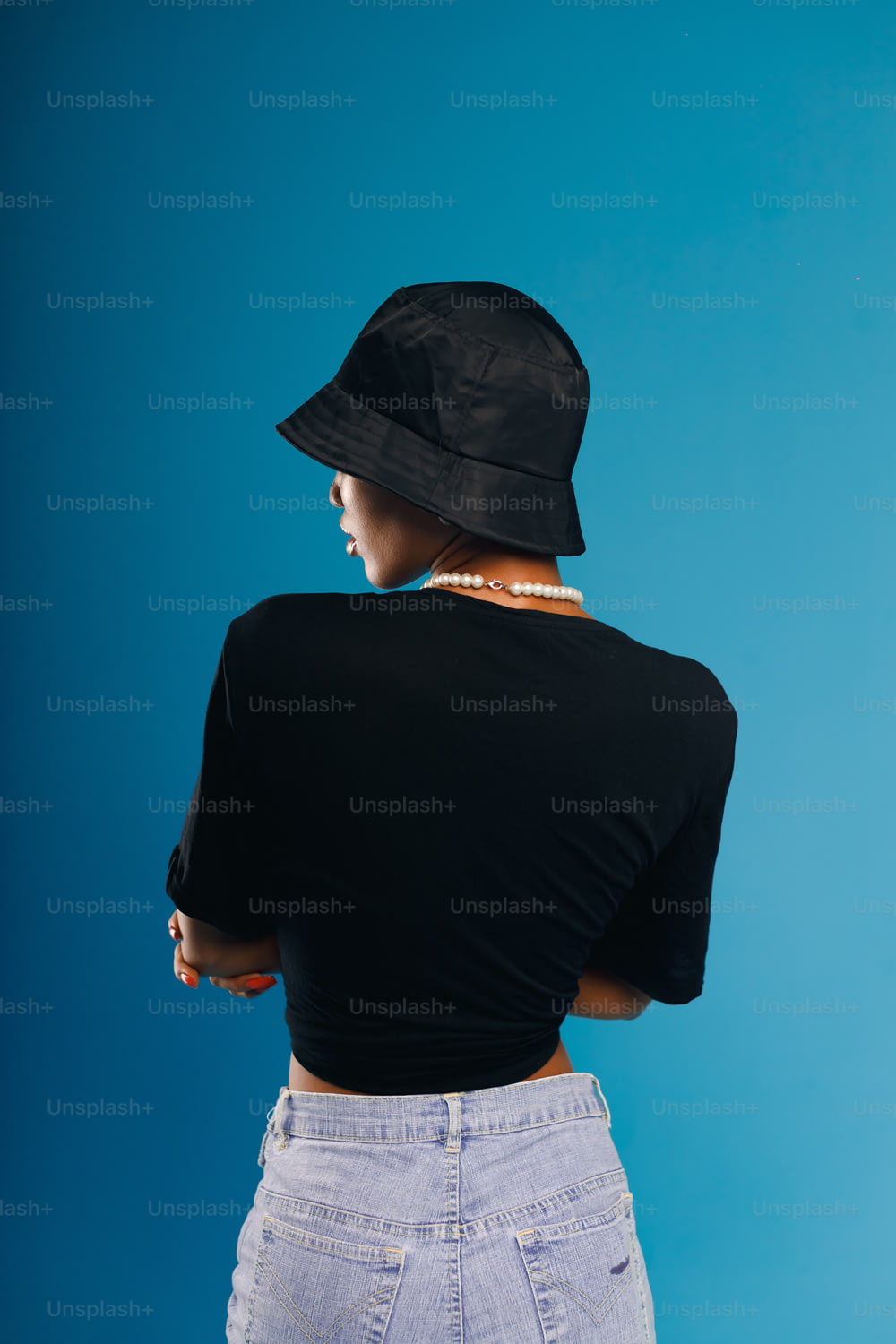uma mulher usando um chapéu preto e camisa preta