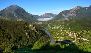 Una valle circondata da montagne attraversata da un fiume