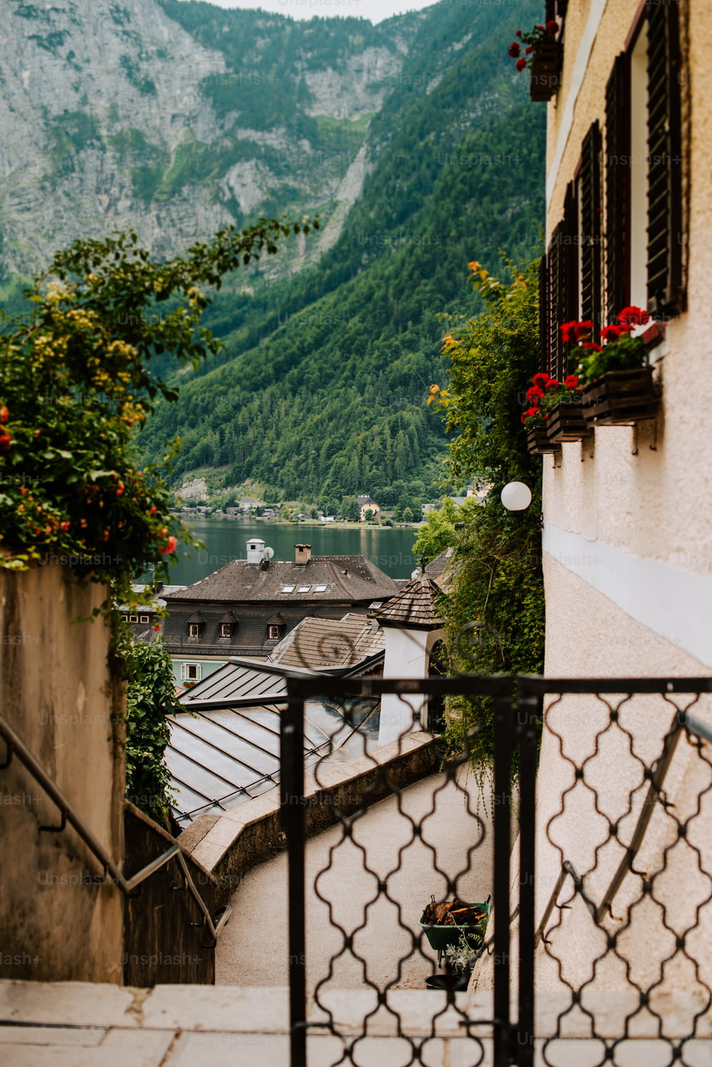 Una vista de un pueblo de montaña desde un balcón