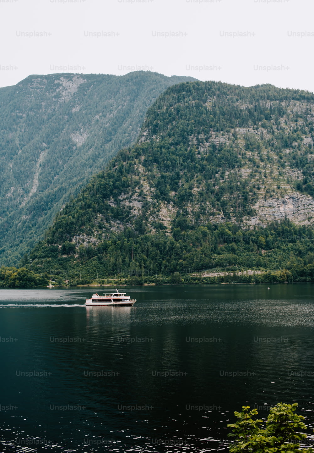 山の前の湖の上のボート