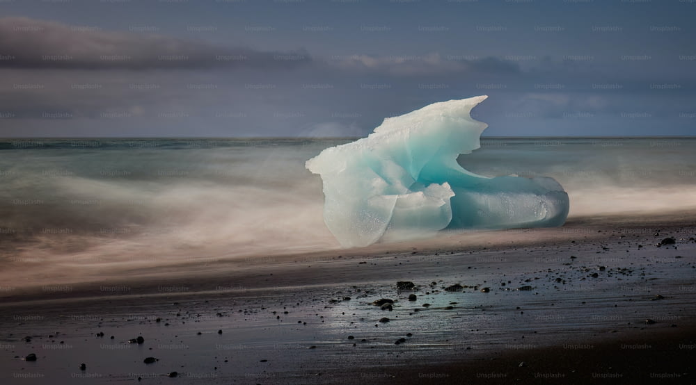 砂浜の上に浮かぶ大きな氷山