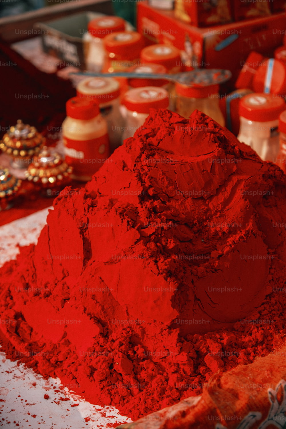 un tas de poudre rouge posé sur une table