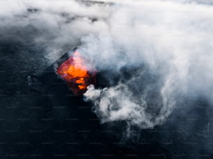 Una vista aérea de una lava en el océano