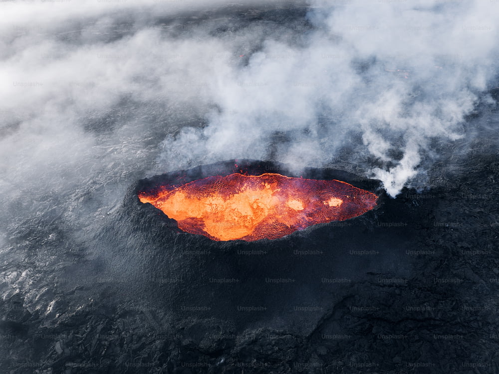 Luftaufnahme eines aktiven Vulkans im Ozean