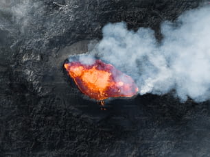 Una vista aérea de un volcán con humo saliendo de él