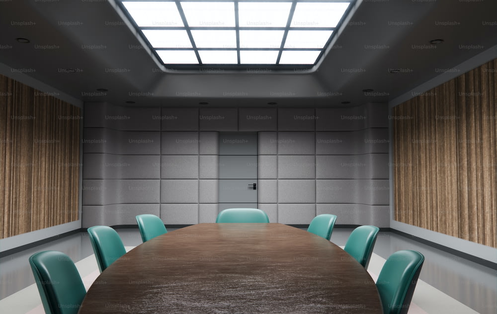 ein Konferenzraum mit einem Holztisch und blauen Stühlen