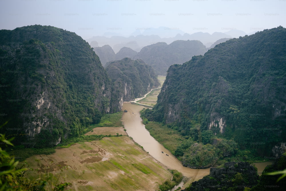 Ein Fluss, der durch ein von Bergen umgebenes Tal fließt