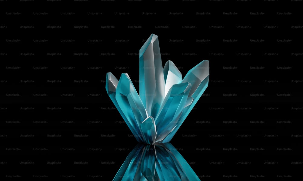 une sculpture en cristal bleu posée sur une table