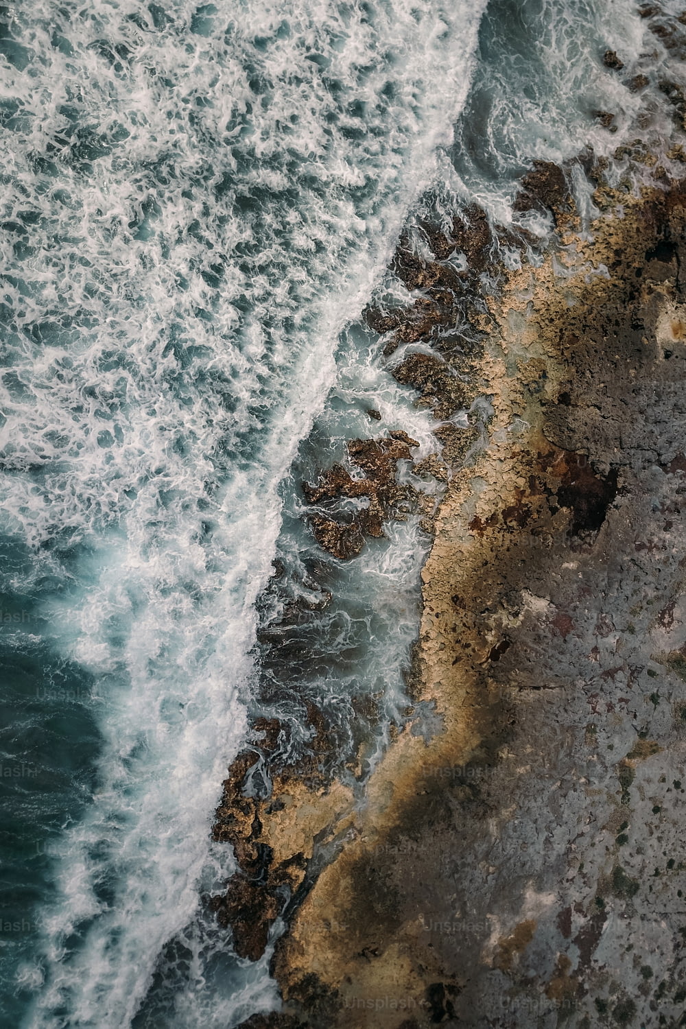 Eine Luftaufnahme des Ozeans mit Wellen, die an das Ufer schlagen