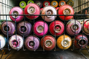 un rack rempli de bombes aérosols de différentes couleurs