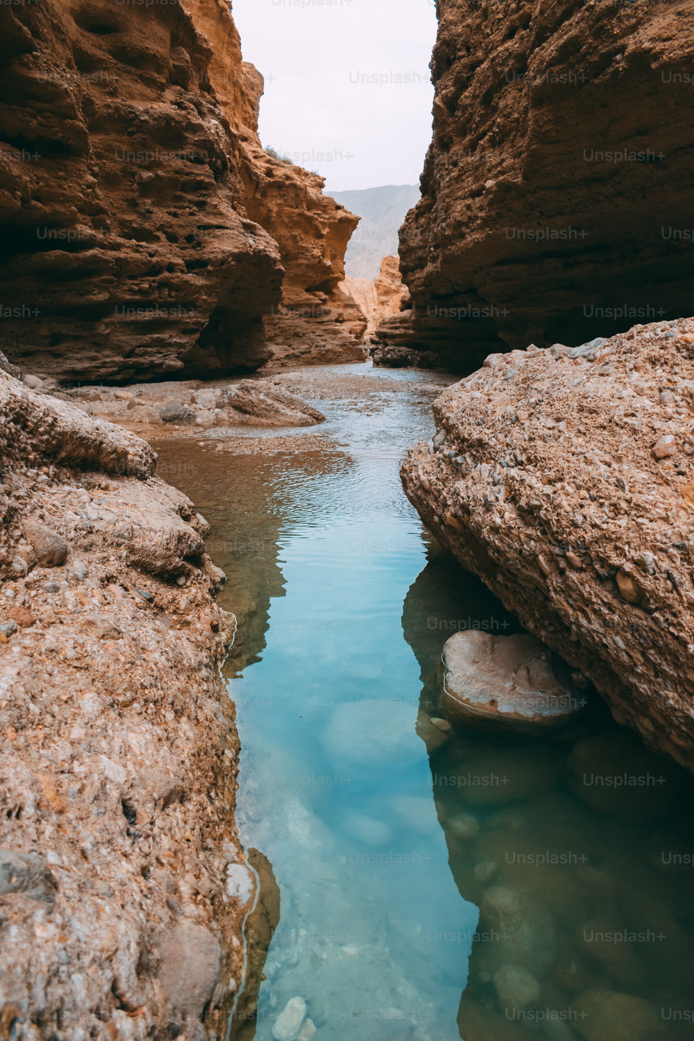 Uno stretto fiume che attraversa un canyon roccioso