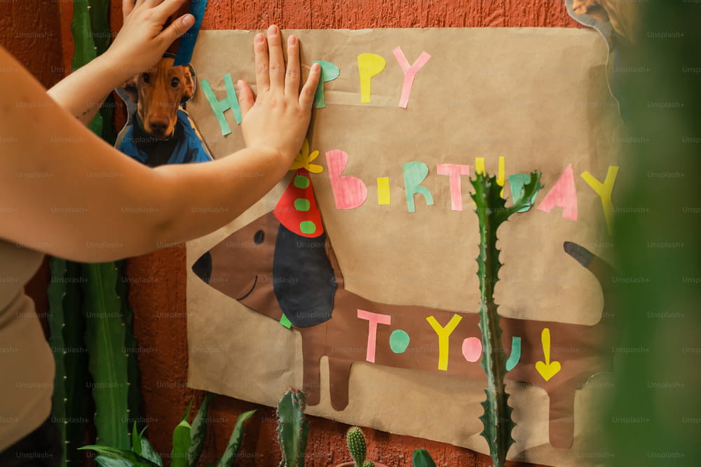 Una donna che mette un cane su un biglietto di compleanno