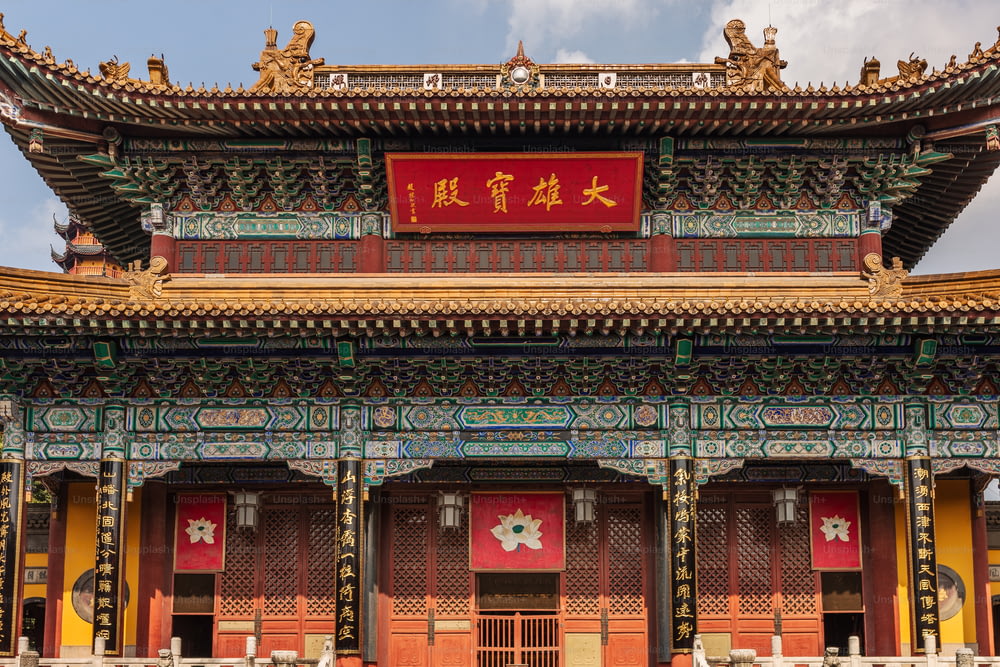 Ein chinesisches Gebäude mit einem roten Schild darüber