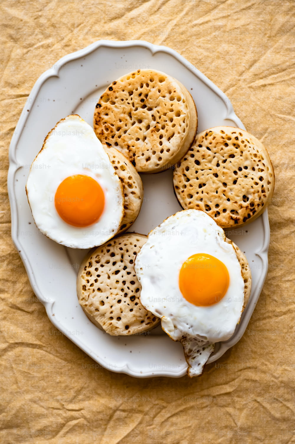 um prato branco coberto com bolachas e ovos