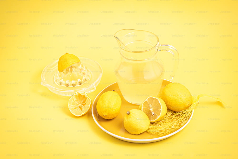 레몬과 물 주전자가 담긴 접시
