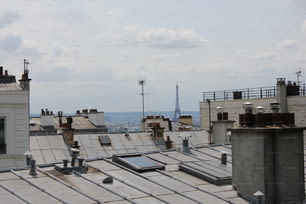 una vista di una città dal tetto di un edificio