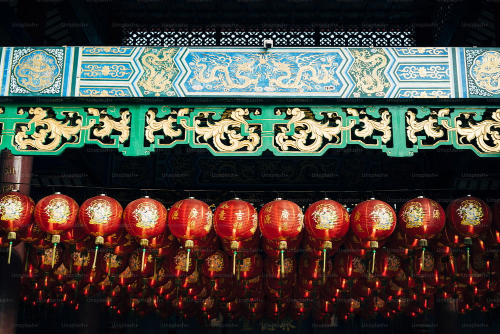 Un gruppo di lanterne rosse appese a un soffitto