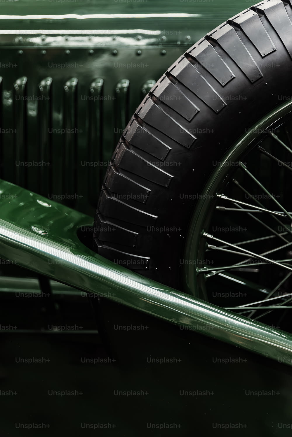 um close up de um pneu de motocicleta e raios