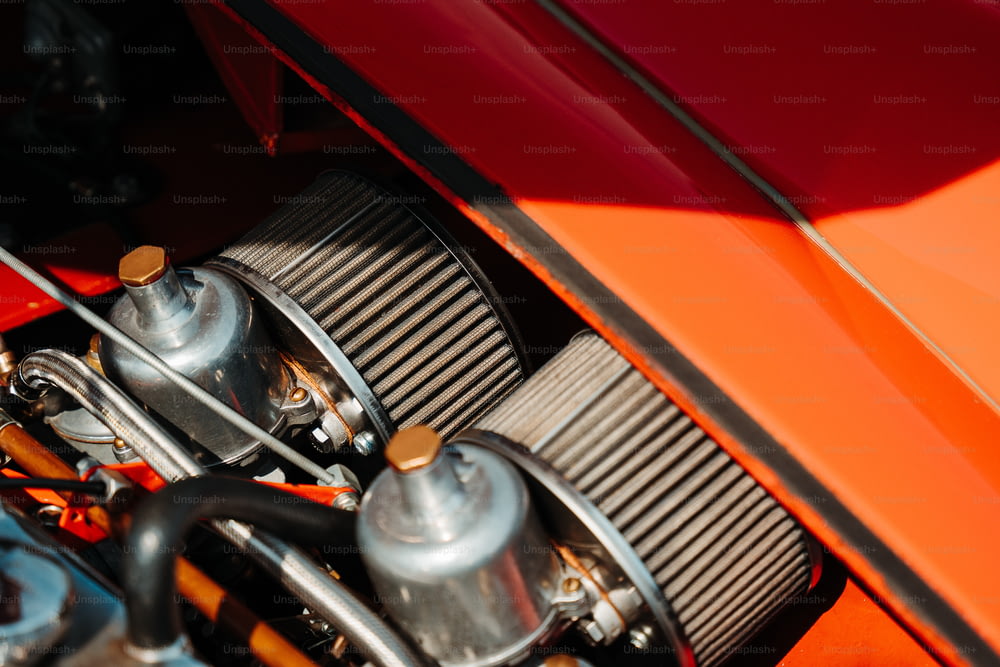 Un primo piano del motore di un'auto sportiva arancione