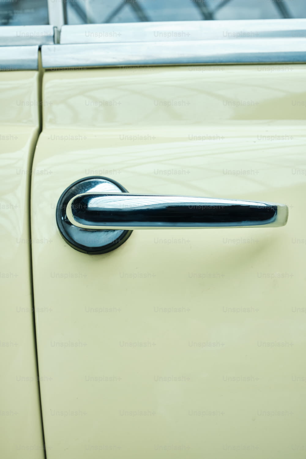 Un primer plano de la manija de una puerta en un automóvil