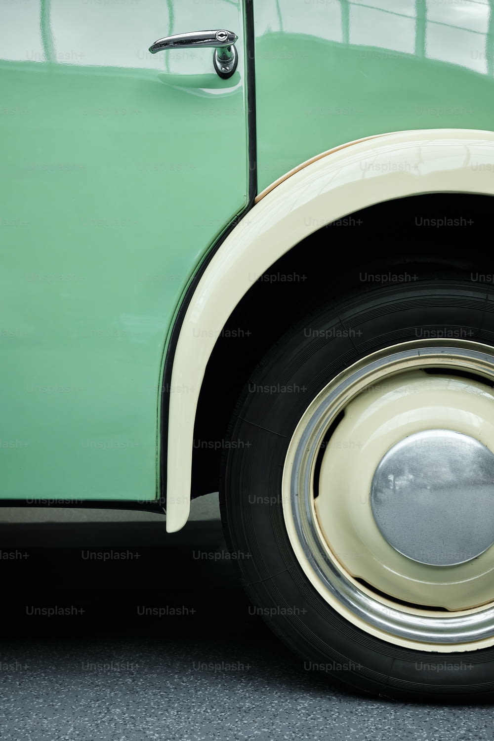Un primer plano de un neumático de camión verde y blanco
