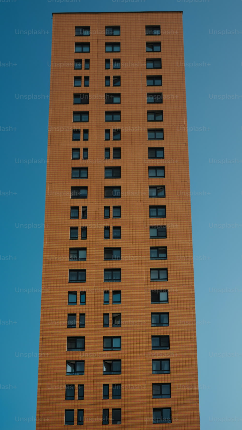 um edifício muito alto com muitas janelas