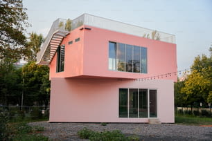 옆으로 올라가는 계단이 있는 분홍색 집