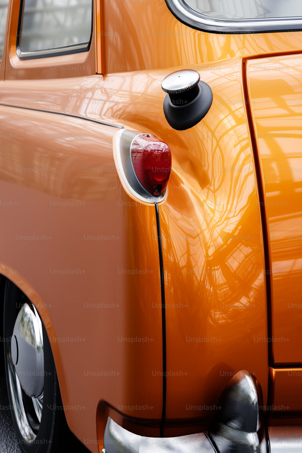 um close up da extremidade traseira de um carro laranja