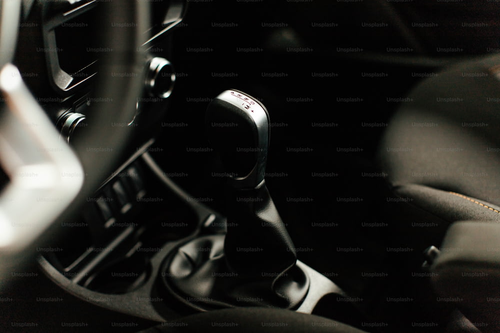 um close up do painel de um carro com um volante